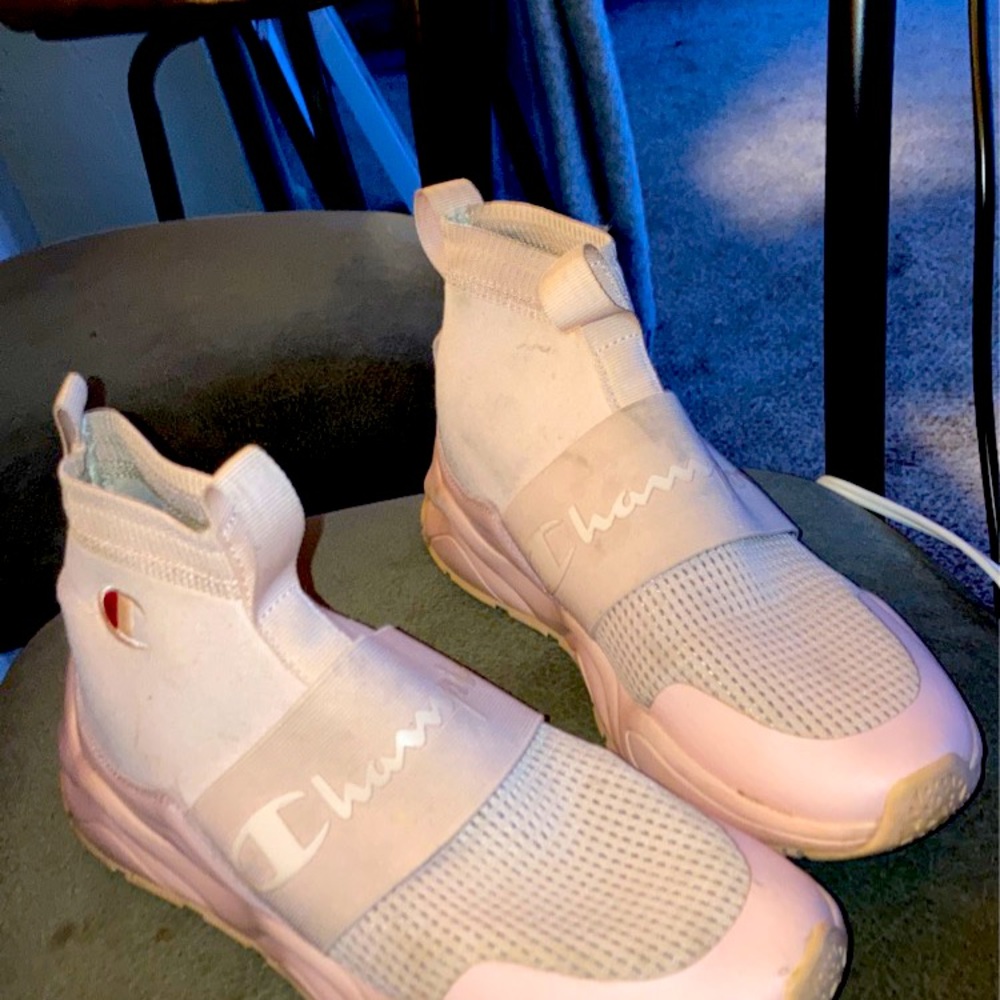 Barely worn but has some scuffs on them very cute and good fit just not my style